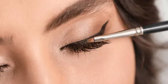Eyeliner with Lash Extensions – Safe Application Tips & Tricks